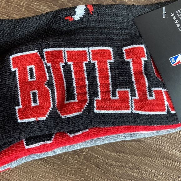NWT Mens Size 6-12 NBA Chicago Bulls 3 Pair Low Cut Socks - Picture 8 of 9